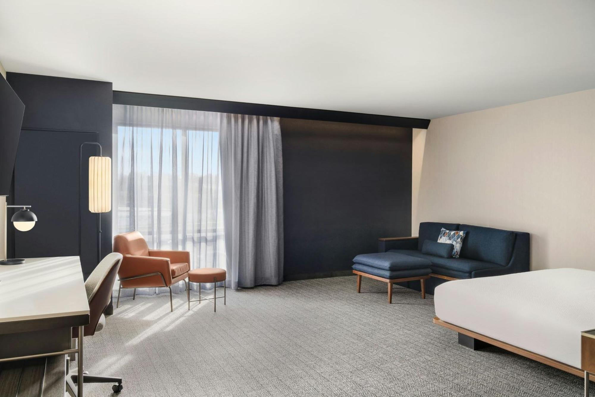 Courtyard By Marriott Milwaukee Brookfield At Poplar Creek Hotel Exterior photo